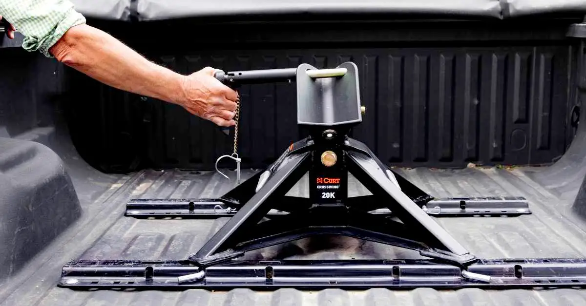 CURT Crosswing lightweight 5th wheel hitch